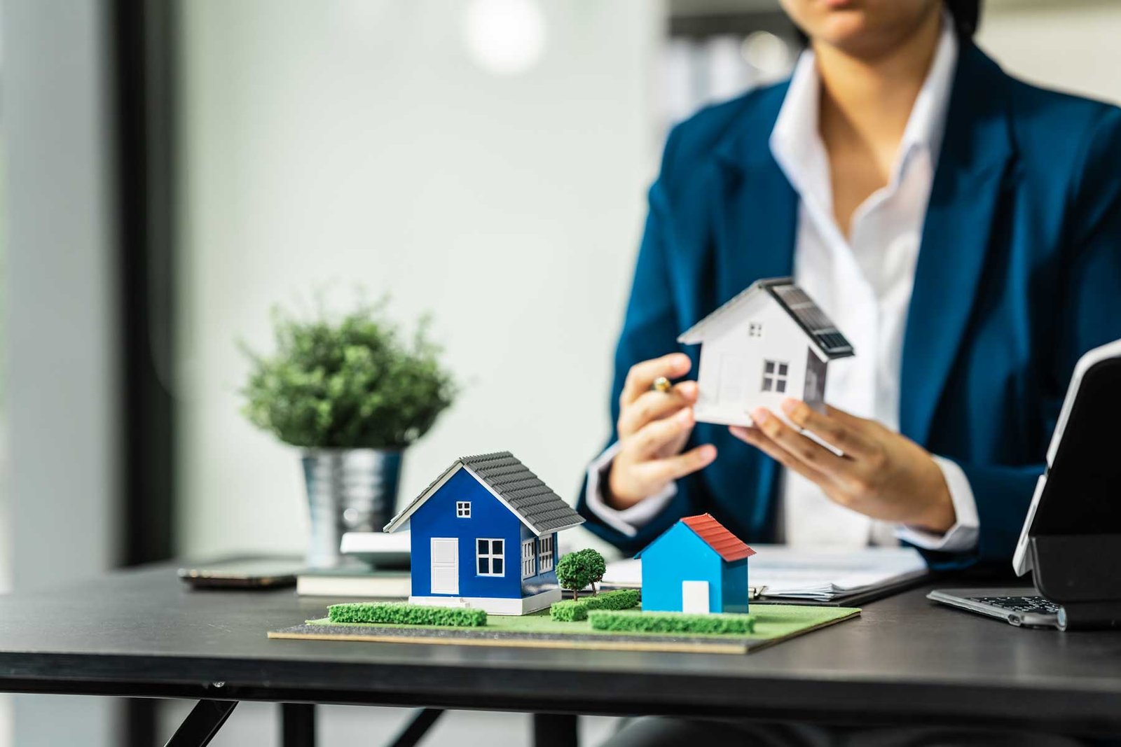 agente de bienes raices dando acesoramiento de compra de casa en puebla